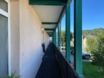 Gemeinschaftsbalkon mit Zugang zu den Wohnungen - Kompakte 2-Raum Wohnung mit Einbauküche in Klingenthal